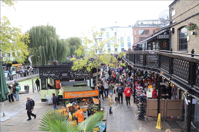 Một góc của khu chợ Camden với các quầy hàng đồ ăn và đồ lưu niệm.Ảnh: Hữu Tiến - PV TTXVN tại Anh