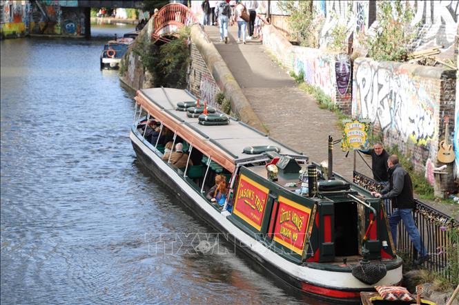 Một chiếc thuyền phục vụ tham quan xung quanh khu chợ Camden.Ảnh: Hữu Tiến - PV TTXVN tại Anh