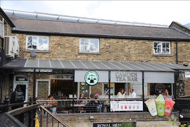 Du khách đang thưởng thức đồ uống tại một quán trà trong chợ Camden.Ảnh: Hữu Tiến - PV TTXVN tại Anh