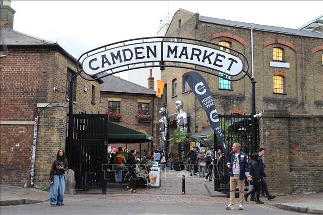 Cổng vào là nơi check-in của hầu hết du khách khi đến chợ Camden.Ảnh: Hữu Tiến - PV TTXVN tại Anh