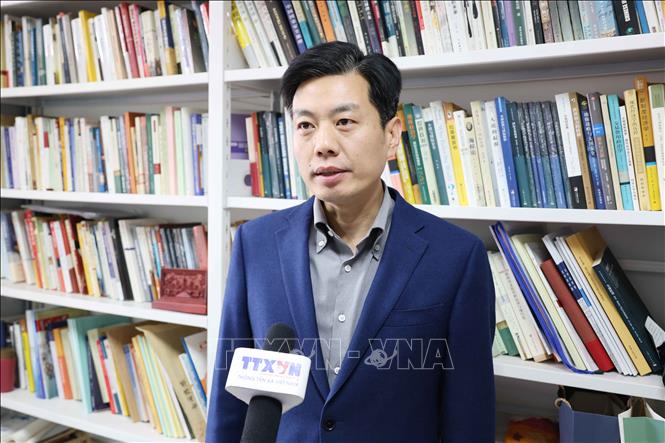 Giáo sư Thôi Thủ Quân, Học viện Quan hệ quốc tế-Đại học Nhân dân Trung Quốc trả lời phỏng vấn phóng viên TTXVN tại Trung Quốc. Ảnh: Công Tuyên - PV TTXVN tại Trung Quốc