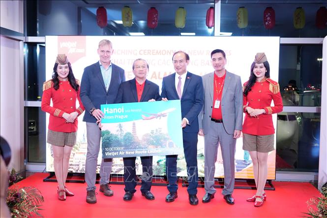 Đại diện lãnh đạo Vietjet Air chụp ảnh cùng khách mời tham dự buổi khai trương. Ảnh: Trần Hòa – PV TTXVN tại Cộng hòa Séc