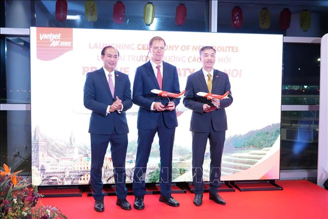 Ông Tô Việt Thắng (ngoài cùng bên trái), Phó Tổng giám đốc Thường trực Vietjet Air tặng lưu niệm khách mời tham dự buổi lễ. Ảnh: Trần Hòa – PV TTXVN tại Cộng hòa Séc