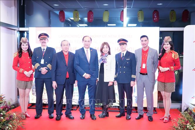 Đại diện lãnh đạo Vietjet Air, phi hành đoàn chụp ảnh cùng khách mời tham dự buổi khai trương. Ảnh: Trần Hòa – PV TTXVN tại Cộng hòa Séc