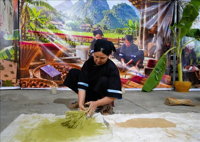 Chị Hoàng Thị Bày (xóm Quốc Tuấn, xã Quảng Uyên) đang làm hương truyền thống. Ảnh: Chu Hiệu-TTXVN.