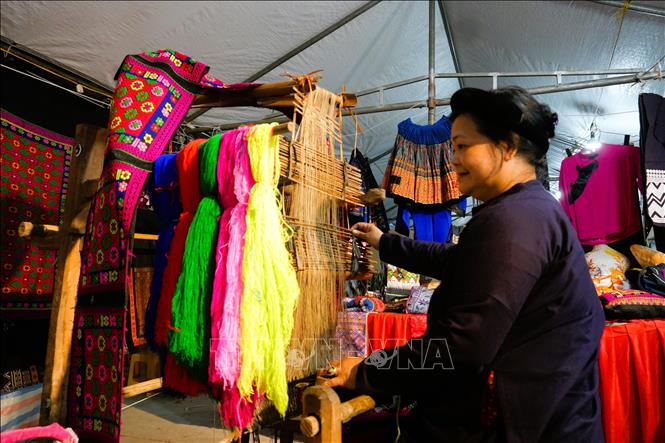 Bà Đặng Xuân Hằng (xã Hà Quảng) đang dệt thổ cẩm của người Tày. Ảnh: Chu Hiệu-TTXVN