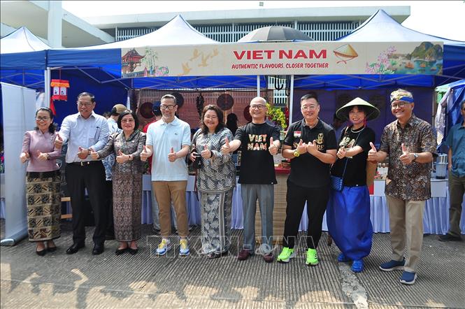 Đại sứ các nước ASEAN chụp ảnh lưu niệm trước gian hàng ẩm thực của Đại sứ quán Việt Nam. Ảnh: Vũ Hà - Pv TTXVN tại Ấn Độ