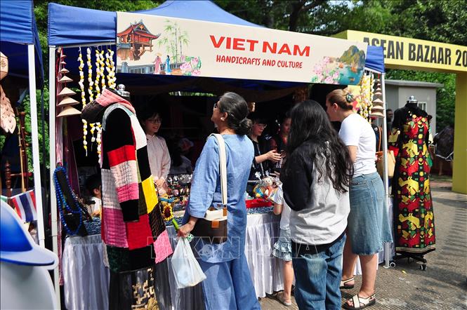 Gian hàng thủ công mỹ nghệ của Việt Nam luôn có sức hút đặc biệt với nhiều người. Ảnh: Vũ Hà - Pv TTXVN tại Ấn Độ