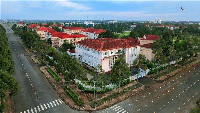 Khu hành chính UBND tỉnh Hậu Giang cũ vẫn còn nhiều trụ sở sở, ngành chưa được đưa vào khai thác, sử dụng sau sắp xếp đơn vị hành chính từ ngày 1/7/2025 đến nay. Ảnh: Duy Khương – TTXVN