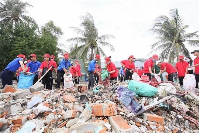 Đoàn viên, thanh niên thành phố Tuy Hòa (Phú Yên) tham gia các hoạt động làm sạch biển trong chiến dịch “Hãy làm sạch biển” năm 2018. Ảnh: TTXVN phát