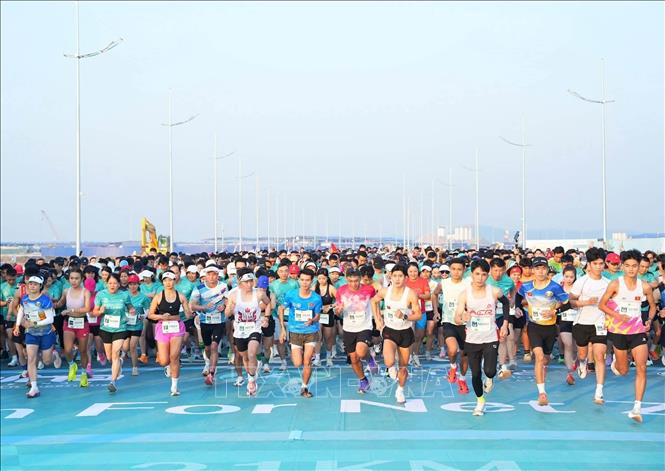 Các VĐV cự ly 10km hào hứng xuất phát. Ảnh: Thanh Vân-TTXVN