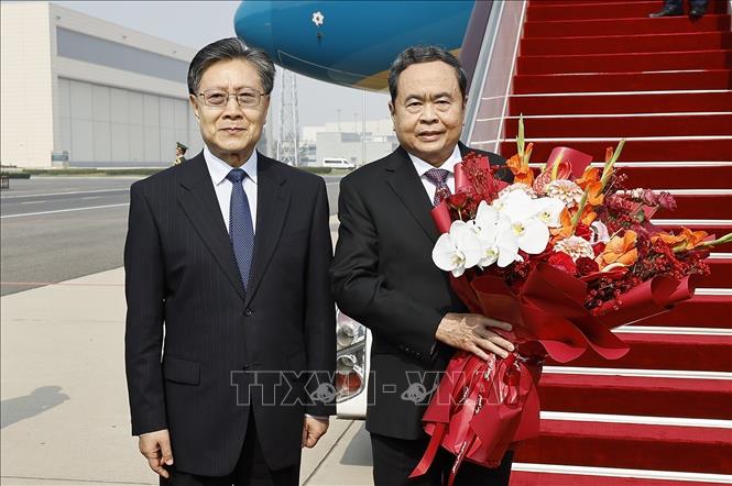 Uỷ viên Trung ương Đảng, Phó Uỷ viên trưởng Uỷ ban Thường vụ Nhân Đại Trung Quốc Vương Đông Minh đón Chủ tịch Quốc hội Trần Thanh Mẫn tại Sân bay quốc tế Bắc Kinh. Ảnh: Doãn Tấn – TTXVN