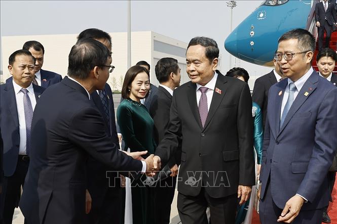 Chủ tịch Quốc hội Trần Thanh Mẫn đến Thủ đô Bắc Kinh, bắt đầu thăm chính thức Trung Quốc. Ảnh: Doãn Tấn – TTXVN
