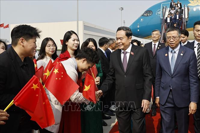 Chủ tịch Quốc hội Trần Thanh Mẫn và Đoàn đại biểu cấp cao Việt Nam đến Thủ đô Bắc Kinh, bắt đầu thăm chính thức Trung Quốc. Ảnh: Doãn Tấn – TTXVN
