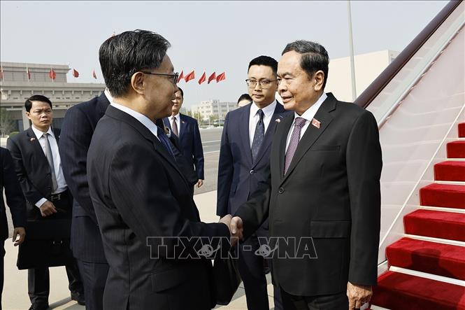 Uỷ viên Trung ương Đảng, Phó Uỷ viên trưởng Uỷ ban Thường vụ Nhân Đại Trung Quốc Vương Đông Minh đón Chủ tịch Quốc hội Trần Thanh Mẫn tại Sân bay quốc tế Bắc Kinh. Ảnh: Doãn Tấn – TTXVN