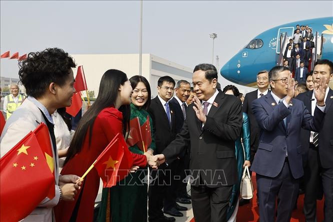 Chủ tịch Quốc hội Trần Thanh Mẫn đến Thủ đô Bắc Kinh, bắt đầu thăm chính thức Trung Quốc. Ảnh: Doãn Tấn – TTXVN