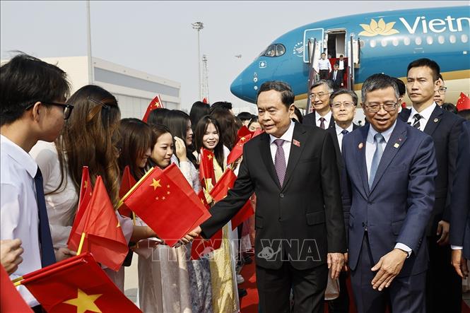Chủ tịch Quốc hội Trần Thanh Mẫn và đoàn đại biểu cấp cao Việt Nam đến Thủ đô Bắc Kinh, bắt đầu thăm chính thức Trung Quốc. Ảnh: Doãn Tấn – TTXVN