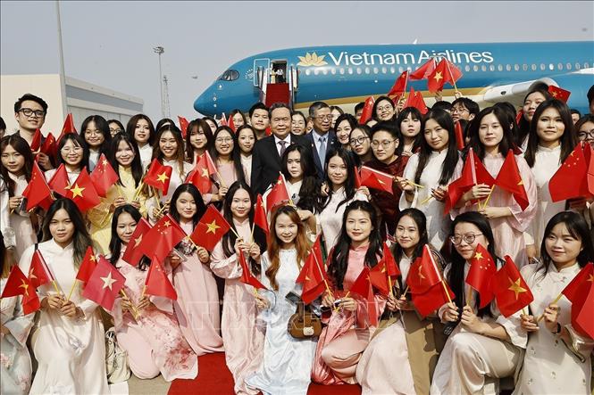 Đại sứ Phạm Thanh Bình cùng cán bộ, nhân viên Đại sứ quán Việt Nam và đại diện cộng đồng người Việt Nam tại Trung Quốc đón Chủ tịch Quốc hội Trần Thanh Mẫn tại Sân bay quốc tế Bắc Kinh. Ảnh: Doãn Tấn – TTXVN