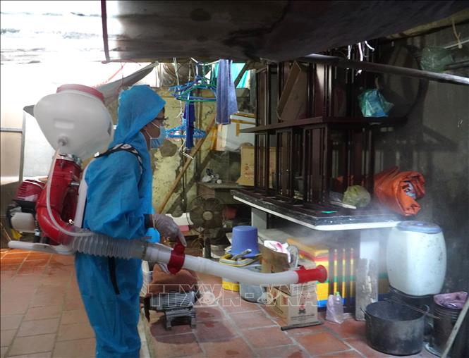 Các ngõ ngách trong nhà nơi có ổ dịch xuất hiện đều được phun tiêu độc khử trùng. Ảnh: Tiến Vĩnh –TTXVN