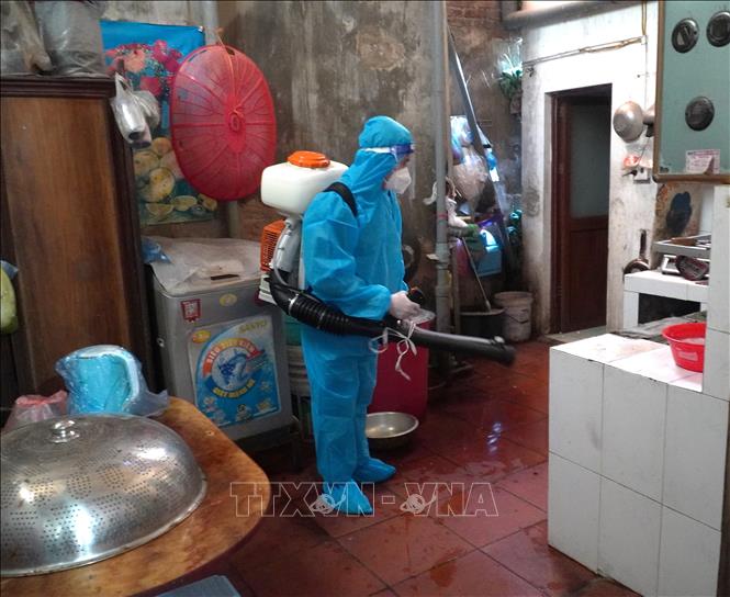 Phun thuốc khử trùng trong bếp của hộ dân tại phường Kỳ Lừa, tỉnh Lạng Sơn. Ảnh: Tiến Vĩnh –TTXVN
