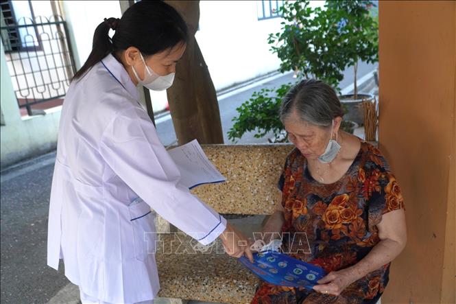 Hướng dẫn người dân phòng chống dịch sốt xuất huyết tại Lạng Sơn. Ảnh: Tiến Vĩnh –TTXVN