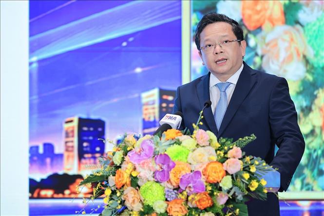 Ông Nguyễn Đức Hiển, Phó Trưởng Ban chính sách, chiến lực Trung ương trình bày tham luận tại Diễn đàn. Ảnh: Lê Đông - TTXVN