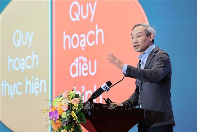 Ông Phan Đức Hiếu, Đại biểu Quốc hội chuyên trách, Ủy ban Kinh tế và Tài chính của Quốc hội trình bày tham luận tại Diễn đàn. Ảnh: Lê Đông - TTXVN