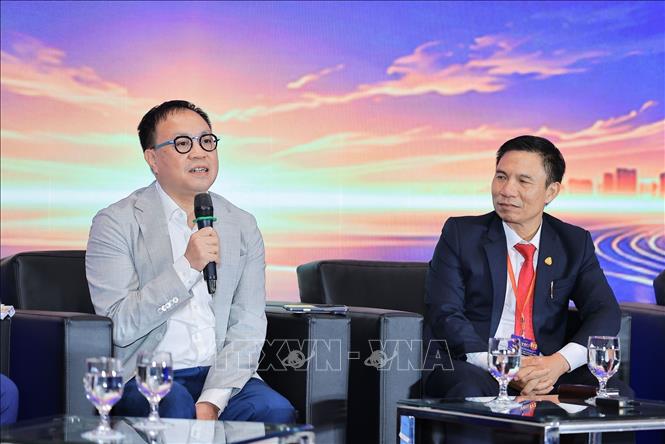 Ông Phan Minh Thông, Chủ tịch Hội đồng quản trị kiêm Tổng Giám đốc Công ty Cổ phần Phúc Sinh chia sẻ tại phiên thảo luận. Ảnh: Lê Đông - TTXVN