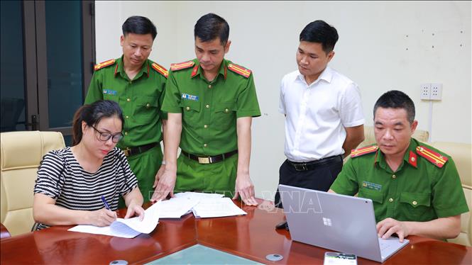Lực lượng chức năng làm việc với đối tượng Đặng Thị Lý. Ảnh: TTXVN phát