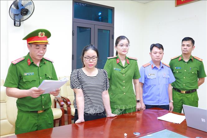 Ra lệnh khởi tố bị can, bắt tạm giam đối với đối tượng Đặng Thị Lý. Ảnh: TTXVN phát