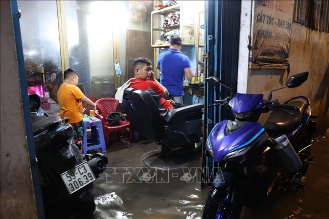Một tiệm hớt tóc trong hẻm 115 đường Phạm Hữu Lầu, phường Tân Mỹ, bị ngập do triều cường tối 11/10. Ảnh: Hồng Đạt - TTXVN