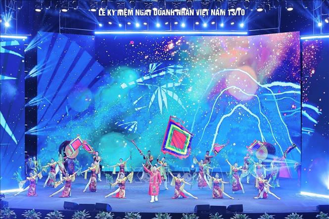 Tiết mục văn nghệ mở màn lễ kỷ niệm. Ảnh: Lê Đông - TTXVN