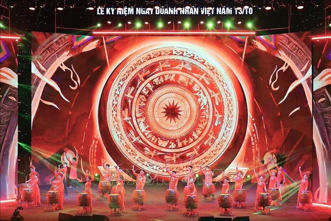 Tiết mục văn nghệ mở màn lễ kỷ niệm. Ảnh: Lê Đông - TTXVN