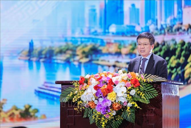 Ông Hồ Sỹ Hùng, Bí thư Đảng uỷ, Chủ tịch Liên đoàn Thương mại và Công nghiệp Việt Nam (VCCI) phát biểu khai mạc. Ảnh: Lê Đông - TTXVN