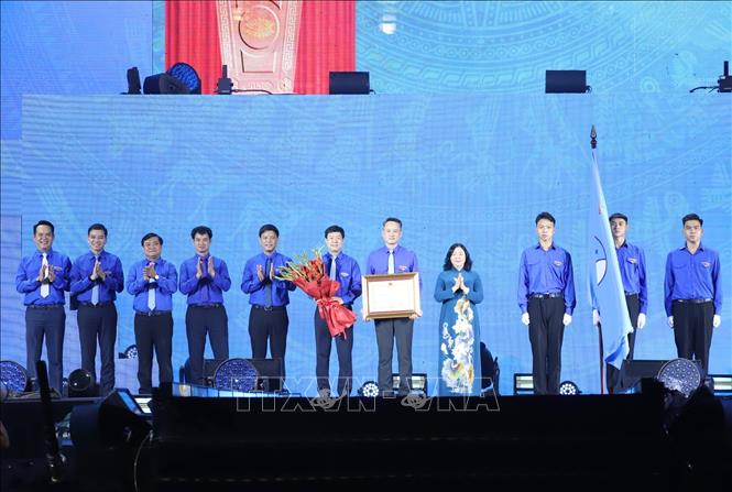 Đồng chí Bùi Thị Minh Hoài, Ủy viên Bộ Chính trị, Bí thư Trung ương Đảng, Chủ tịch Ủy ban Trung ương Mặt trận Tổ quốc Việt Nam trao Huân chương Lao động hạng Nhất cho Trung ương Hội Liên hiệp thanh niên Việt Nam. Ảnh: Minh Đức – TTXVN