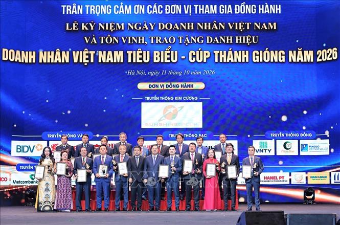 Phó Thủ tướng Thường trực Chính phủ Phạm Gia Túc và Chủ tịch Liên đoàn Thương mại và Công nghiệp Việt Nam (VCCI) Hồ Sỹ Hùng trao Bằng khen và Cúp Thánh Gióng tặng các doanh nhân tiêu biểu năm 2026. Ảnh: Lê Đông - TTXVN