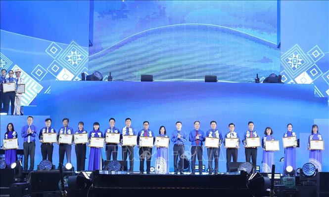 Đồng chí Nguyễn Minh Triết, Ủy viên Dự khuyết Trung ương Đảng, Bí thư thường trực Trung ương Đoàn trao Giải thưởng Nguyễn Chí Thanh cho các cán bộ Hội xuất sắc. Ảnh: Minh Đức - TTXVN
