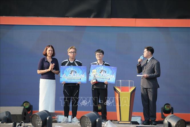 Thí sinh Lò Quốc Bảo, đến từ trường Đại học Kinh tế - Đại học Quốc gia Hà Nội xuất sắc trở thành nhà vô địch Quốc gia bộ môn Đấu Trường Chân Lý. Ảnh: Hoàng Ngọc - TTXVN
