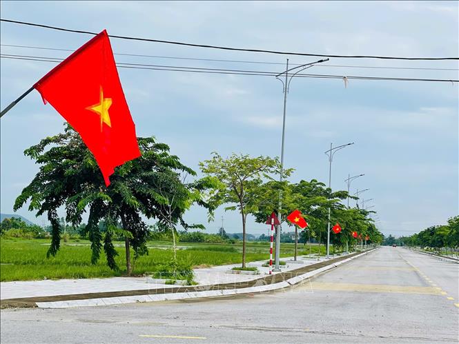 Mô hình “Đường cờ Tổ quốc” đang tạo điểm nhấn cho diện mạo nông thôn, góp phần thực hiện các tiêu chí xây dựng nông thôn mới tại Thanh Hóa. Ảnh Khiếu Tư - TTXVN
