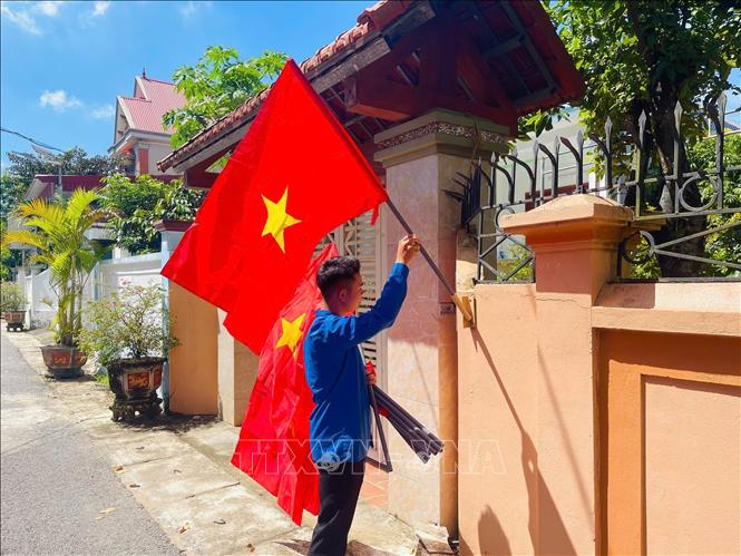 Với đoàn viên, thanh niên xã Hoa Lộc  xây dựng đường cờ là cách thể hiện trách nhiệm với địa phương bằng những phần việc cụ thể, thiết thực. Ảnh Khiếu Tư - TTXVN
