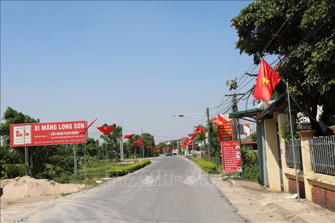 Sau khi khảo sát, xã Hồ Vương lựa chọn tuyến đường từ ngã tư chợ Hôm Dún đi Cầu Huyền, thôn Bái Nại dài 1.115 m, để xây dựng thí điểm mô hình “Đường cờ Tổ quốc”. Ảnh Khiếu Tư - TTXVN
