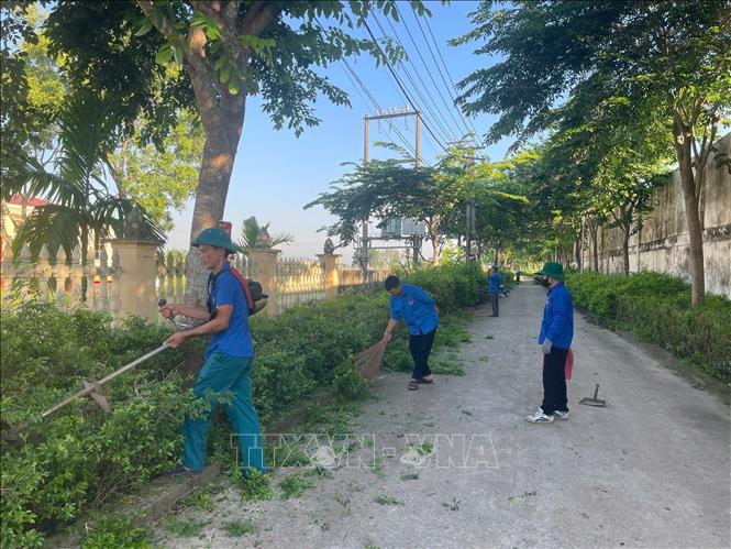 Đoàn viên thanh niên xã Hoa Lộc ra quân dọn dẹp vệ sinh đường làng ngõ xóm. Ảnh Khiếu Tư - TTXVN

