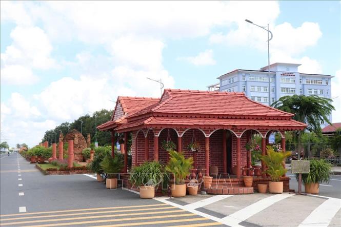 Đường gốm và hoa tạo điểm nhấn góp phần làm đẹp cho không gian đô thị Vĩnh Long. Ảnh: Phúc Sơn - TTXVN