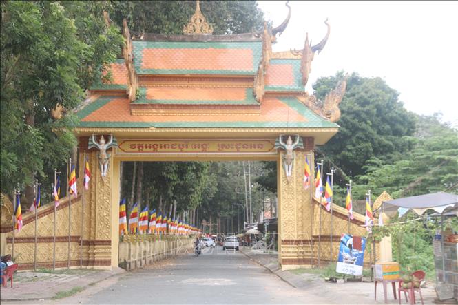 Đường vào Cụm di tích danh thắng Ao Bà Om - Chùa Âng - Bảo tàng văn hóa dân tộc Khmer phường Nguyệt Hóa, tỉnh Vĩnh Long. Ảnh : Phúc Sơn - TTXVN