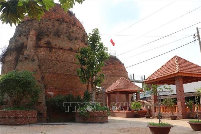 Những lò gạch cũ bên dòng kênh Thầy Cai - dấu ấn của nghề truyền thống được tỉnh Vĩnh Long định hướng phát huy giá trị gắn với du lịch. Ảnh: Phúc Sơn - TTXVN