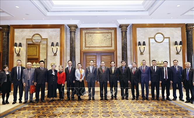 Chủ tịch Quốc hội Trần Thanh Mẫn với các nhân sĩ hữu nghị Trung Quốc. Ảnh: Doãn Tấn – TTXVN
