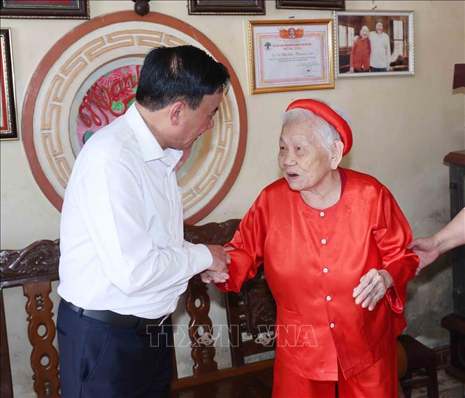  Thường trực Ban Bí thư Trần Cẩm Tú thăm gia đình mẹ liệt sĩ Vũ Thị Dần (4/2026). Ảnh: Phương Hoa - TTXVN