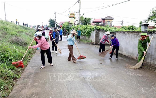 Người dân thôn Thị Giang, xã Tống Trân (Hưng Yên) dọn dẹp đường làng, ngõ xóm để đảm bảo vệ sinh môi trường. Ảnh: Thế Duyệt - TTXVN