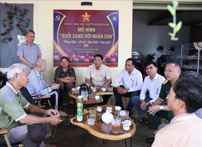 Mô hình “Buổi sáng với Nhân dân” tại xã Bù Gia Mập từ tháng 7/2026 đang tạo nên bước đột phá trong công tác dân vận tại vùng biên thành phố Đồng Nai. Bằng việc trực tiếp đối thoại và lắng nghe những thắc mắc đời thường đến thủ tục hành chính, cấp ủy và chính quyền địa phương đang chuyển dịch mạnh mẽ từ “nghe để biết” sang “nghe để giải quyết”, góp phần xây dựng thế trận lòng dân vững chắc nơi biên giới. Ảnh: K GỬIH - TTXVN