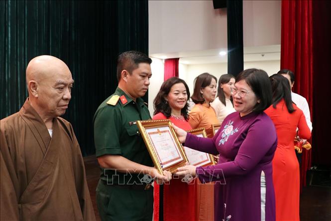 Phó Bí thư Thành ủy TP. Hồ Chí Minh Văn Thị Bạch Tuyết trao Bằng khen cho đại diện tập thể điển hình phong trào thi đua “Dân vận khéo” năm 2025. Ảnh: Tiến Lực - TTXVN